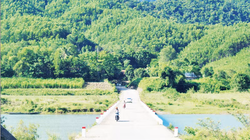 The concrete bridge across the Ba Long River makes it easier for people on both banks to travel.
