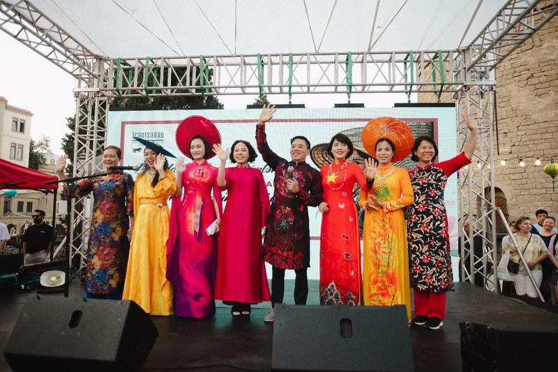 Numerous guests from Viet Nam - musicians, artists, writers, scientists, businessmen and officials - visited Baku to participate in the events. (Photo courtersy of the Embassy of Azerbaijan in Viet Nam)