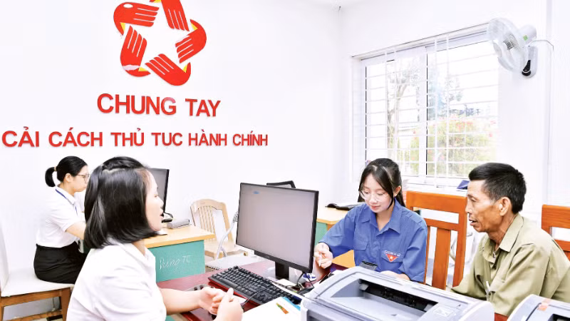 Youth Union members and volunteers from localities support people at the Public Administration Service Centre of Bat Xat Commune (Lao Cai).