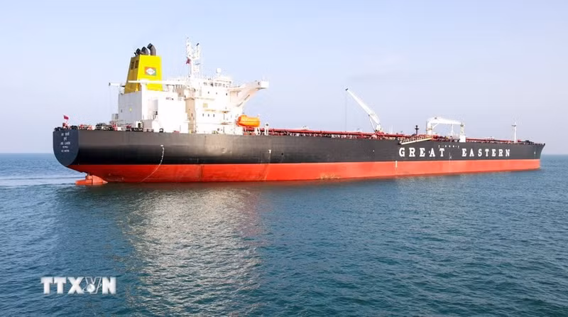 A crude oil tanker docks at Mundra port, India, after crossing the Strait of Hormuz on March 18, 2026. (Photo: ANI/VNA)