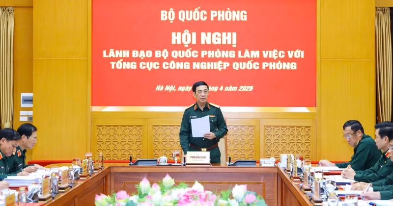 General Phan Van Giang chairs the conference.