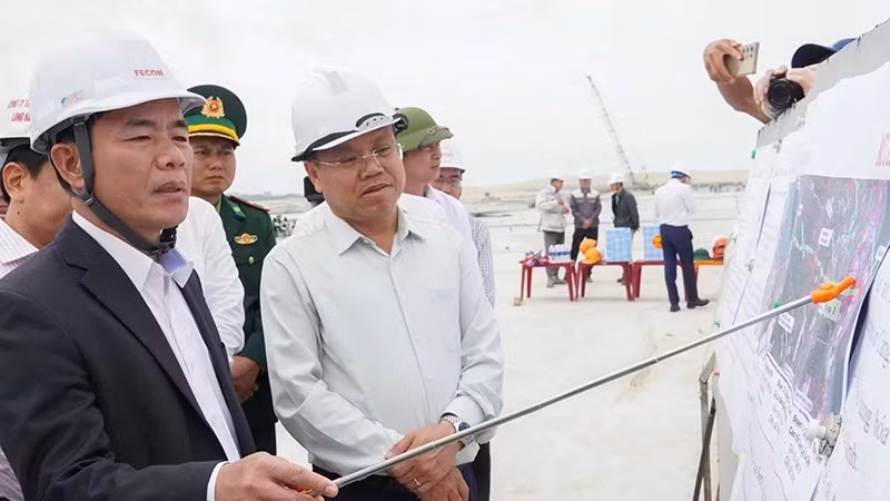 Member of the Party Central Committee, Secretary of the Quang Tri Provincial Party Committee Nguyen Van Phuong and Vice Chairman of the Provincial People’s Committee Le Duc Tien inspect the construction progress at the My Thuy Port Area project.