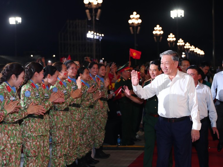 General Secretary To Lam attends the political and artistic programme entitled "Under the Glorious Flag" at the Ba Dinh Square (Ha Noi). (Photo: VNA)