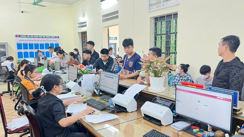 People resolve administrative procedures at the Phu Nghia Commune Public Administration Service Point.