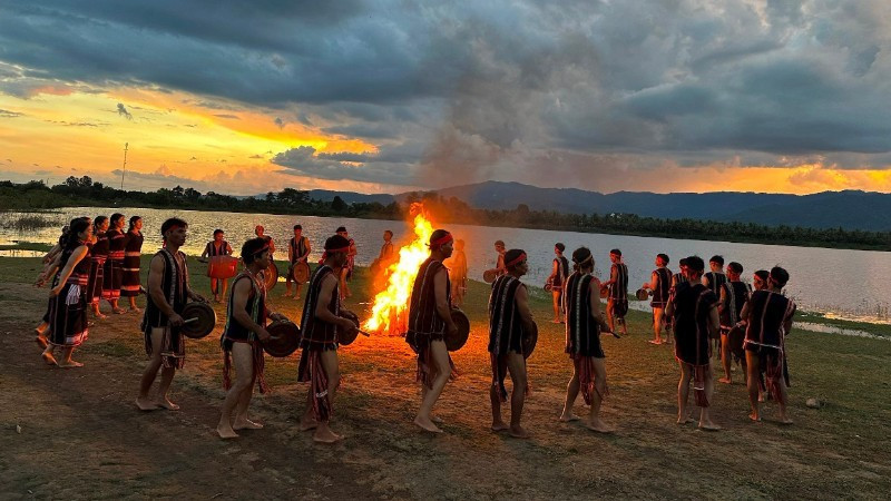 The Gia Rai people perform gongs by a campfire in the Central Highlands. (Photo: PHONG DIEP)