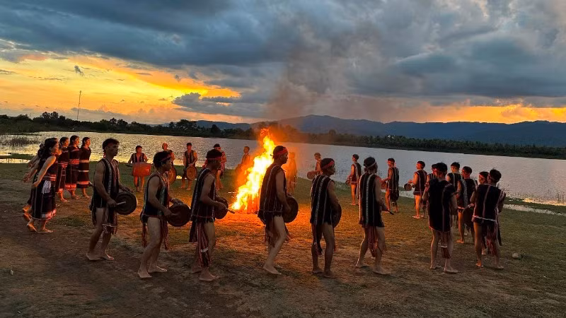 The Gia Rai people perform gongs by a campfire in the Central Highlands. (Photo: PHONG DIEP)