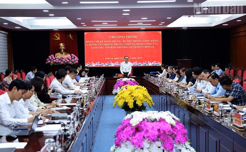 Le Hoai Trung, Secretary of the Party Central Committee and Chief of the Party Central Committee Office, works with the Standing Board of the Son La Provincial Party Committee.