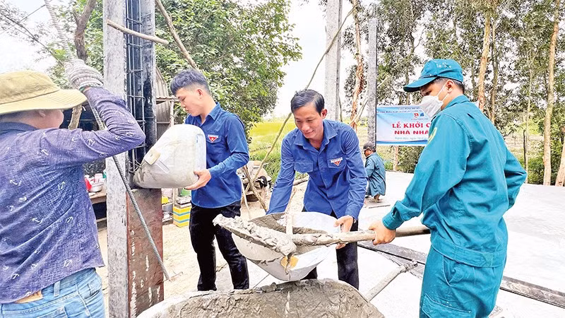 Many organisations in Thanh Hoa District, old Long An Province, are helping people to eliminate temporary and dilapidated houses. (Photo: NDO)