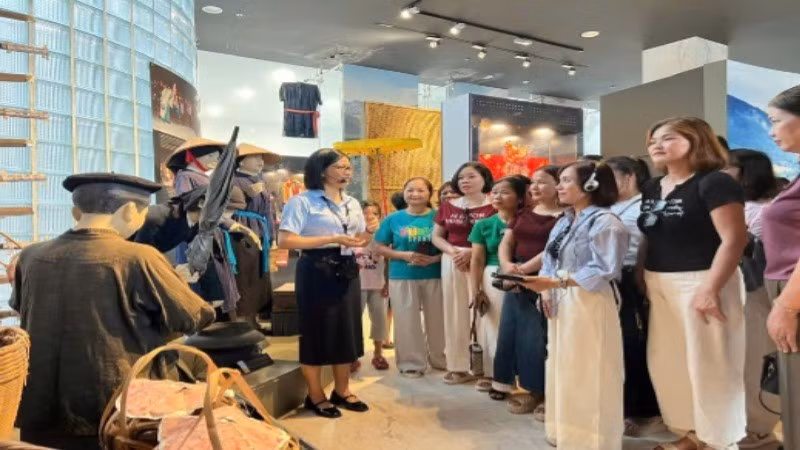 Visitors to Quang Ninh Museum experience the digital guide system in English and Vietnamese via Audio Guide. (Photo: THUAN THANH)