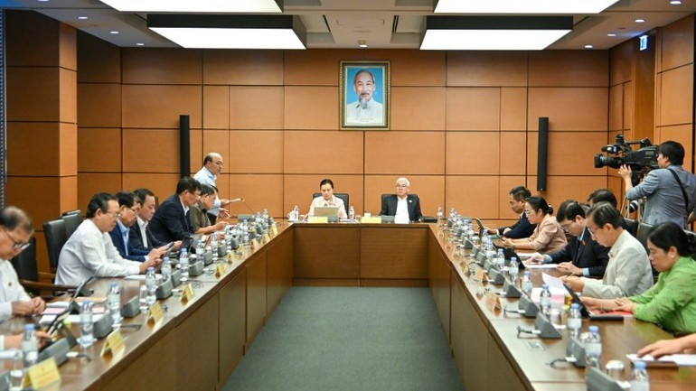 National Assembly deputies discuss in groups the draft Law on Cyber Security. (Photo: THUY NGUYEN)