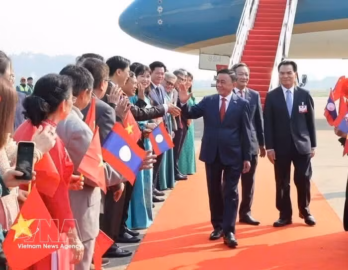 Politburo member and permanent member of the Party Central Committee’s Secretariat Tran Cam Tu arrives in Vientiane on April 9 morning, beginning his official visit to Laos (Photo: VNA)