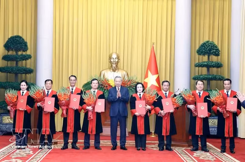 Party General Secretary and State President To Lam and the newly-appointed judges. (Photo; VNA)