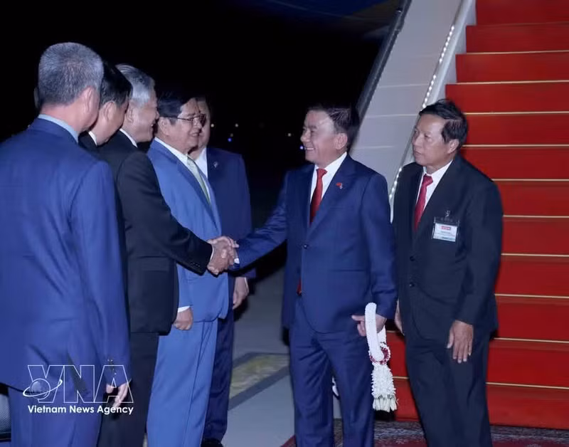 Leaders of the Cambodian People's Party's agencies welcome Politburo member and Permanent member of the Communist Party of Viet Nam (CPV) Central Committee’s Secretariat Tran Cam Tu at Techo International Airport in Phnom Penh on April 9 night. (Photo: VNA)