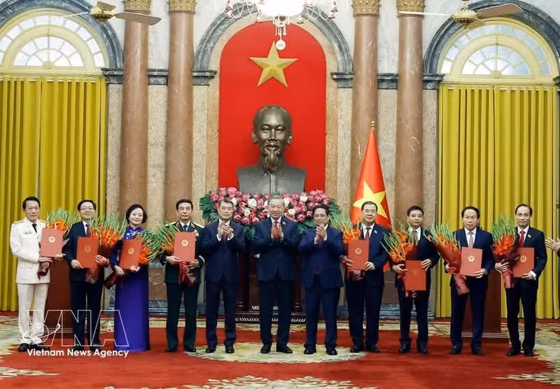 Party General Secretary and State President To Lam (centre) presents appointment decisions for members of the Government for the 2026–2031 term and former Prime Minister Pham Minh Chinh (fifth, right) offers flowers in congratulations (Photo: VNA)