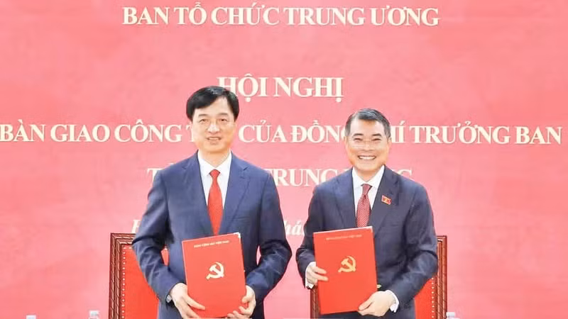 Prime Minister Le Minh Hung and Politburo Member, Secretary of the PCC, and Head of the PCC’s Organisation Commission Nguyen Duy Ngoc sign the handover minutes. (Photo: VNA)