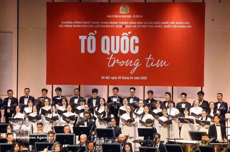 The concert “To quoc trong tim” (Homeland in Our Hearts) is held at Ho Guom Opera House in Ha Noi on April 9 evening (Photo: VNA)