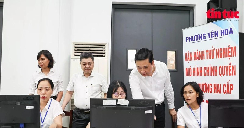 Leaders of Yen Hoa ward in Ha Noi inspect the IT system on the first day of piloting the two-tier local administration model. (Photo: VNA)