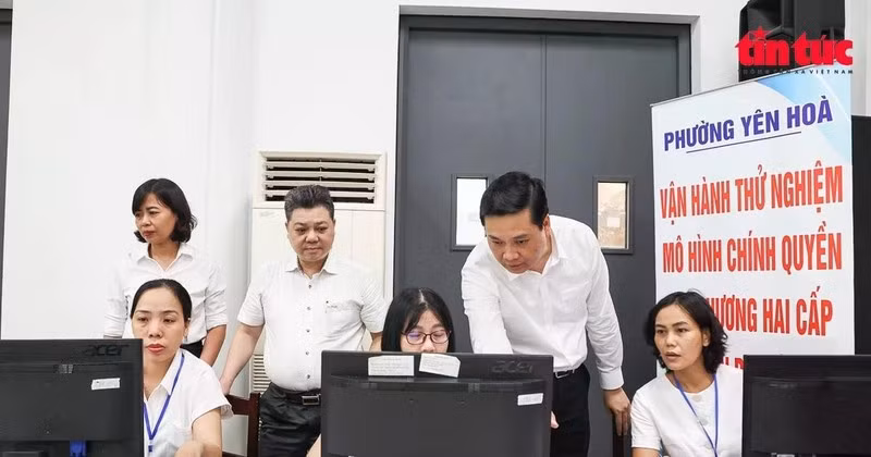 Leaders of Yen Hoa ward in Ha Noi inspect the IT system on the first day of piloting the two-tier local administration model. (Photo: VNA)