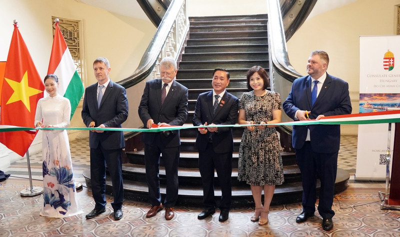 Delegates from Vietnam and Hungary at the opening ceremony of the photo exhibition. (Photo: VNA)