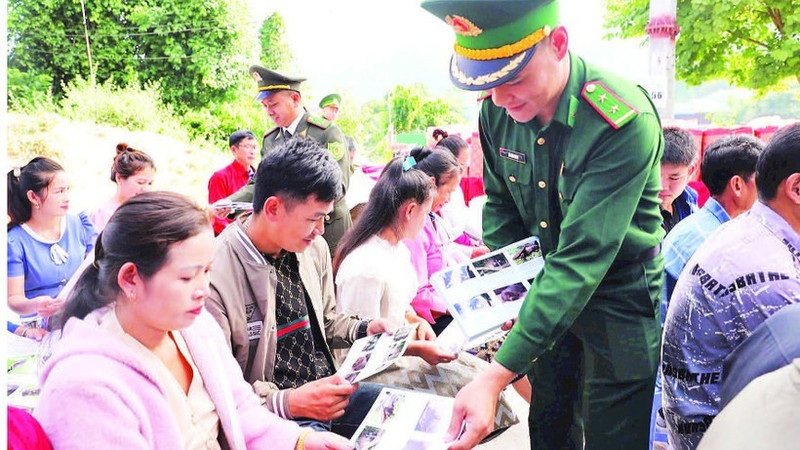 The Dien Bien Provincial Border Guard distributes leaflets promoting legal awareness to ethnic minority communities along the Viet Nam-Laos border.