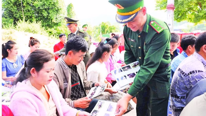 The Dien Bien Provincial Border Guard distributes leaflets promoting legal awareness to ethnic minority communities along the Viet Nam-Laos border.