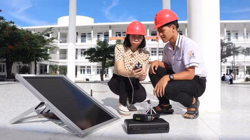 Industrial electronics lecturers train students at Dang Chi Thanh Secondary and High School on renewable energy, sponsored by the German Development Agency (GIZ).