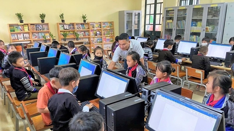 In Tuyen Quang, promoting the construction of a digital ecosystem, connecting with open learning resources in teaching and learning has helped students access a treasure trove of global knowledge. (Photo: the Department of Education and Training)
