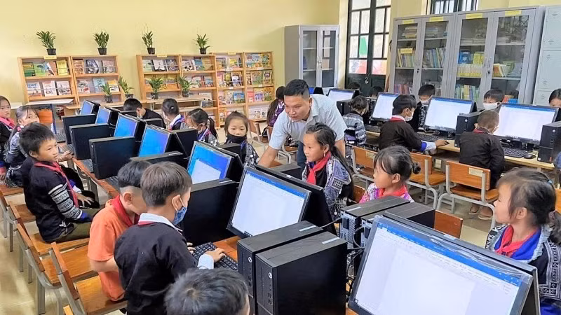 In Tuyen Quang, promoting the construction of a digital ecosystem, connecting with open learning resources in teaching and learning has helped students access a treasure trove of global knowledge. (Photo: the Department of Education and Training)