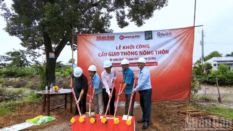 The groundbreaking ceremony of Ba Ly Bridge in Lung Chim Hamlet, Dinh Thanh Commune, Ca Mau Province took place on the morning of September 26.