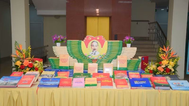 An exhibition space showcases outstanding works published by the People’s Army Publishing House.