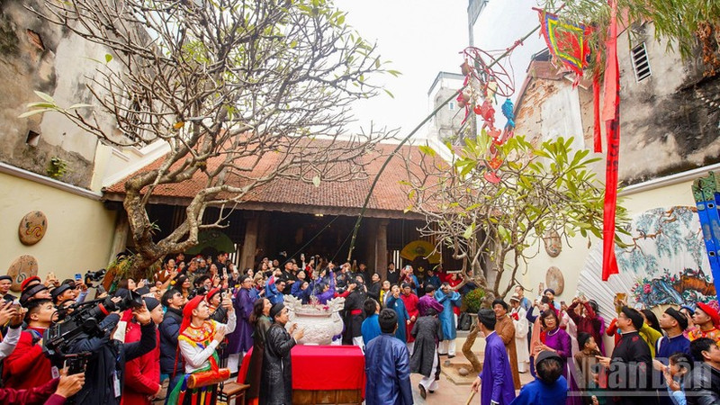 Tourists are delighted to witness the New Year’s pole-raising ceremony at Kim Ngan Temple during Tet 2025. (Photo: THE DAI)