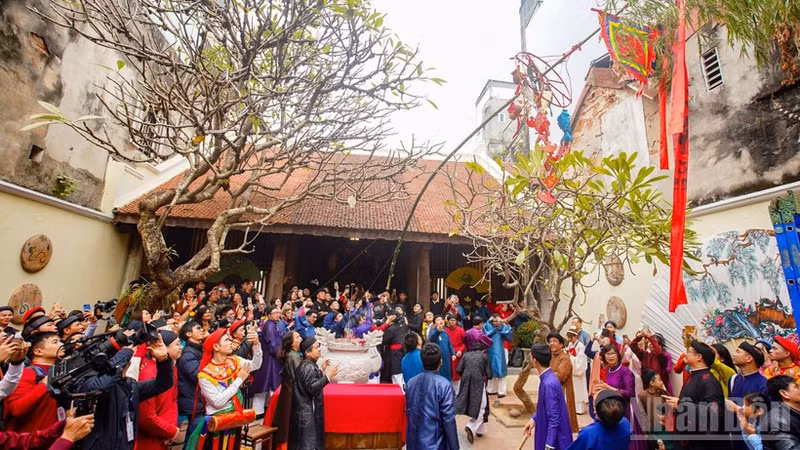 Tourists are delighted to witness the New Year’s pole-raising ceremony at Kim Ngan Temple during Tet 2025. (Photo: THE DAI)