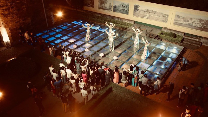 Tourists experience the “Decoding Thang Long Imperial Citadel” night tour. (Photo: Thang Long Ha Noi Heritage Conservation Centre)