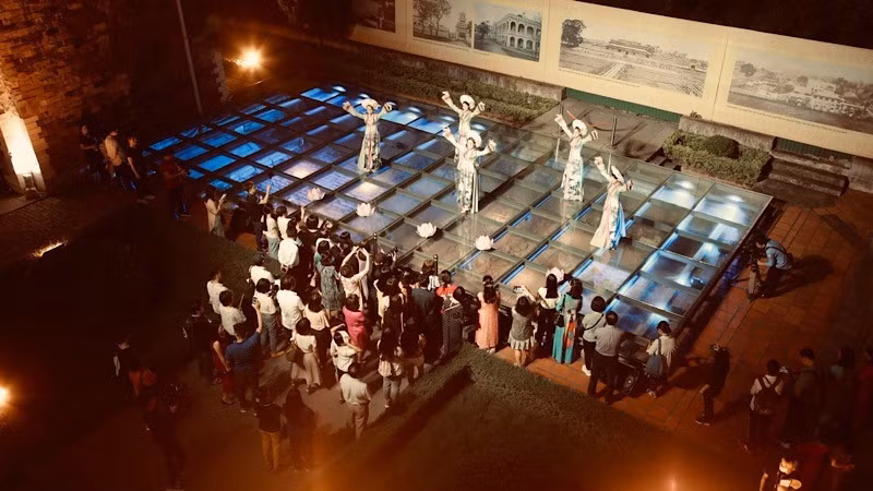 Tourists experience the “Decoding Thang Long Imperial Citadel” night tour. (Photo: Thang Long Ha Noi Heritage Conservation Centre)