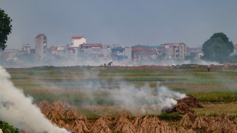 Residents burn garbage and agricultural by-products from the outskirts of Ha Noi. (Photo: The Dai)