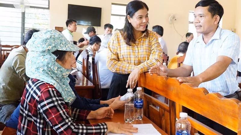 Leaders of the Phu Rieng District Party Committee (Binh Phuoc) exchange opinions and gather feedback from the people at the grassroots level. (Photo: NDO)