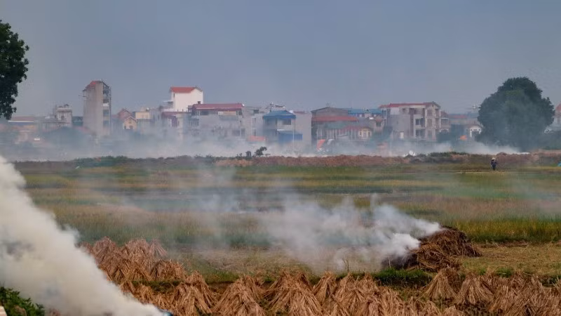 Residents burn garbage and agricultural by-products from the outskirts of Ha Noi. (Photo: The Dai)