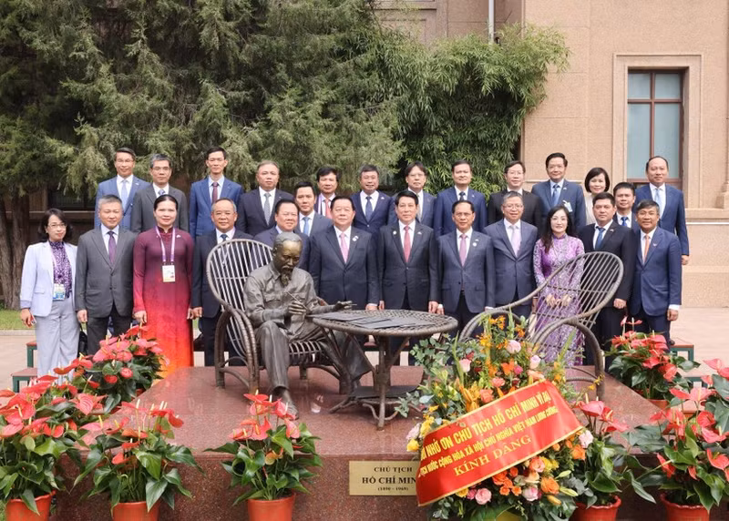 State President Luong Cuong and staff of the Vietnamese Embassy in China pose for a group photo. (Photo: VNA)