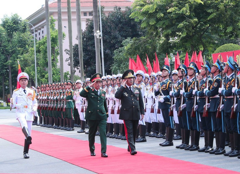 Minister of National Defence General Phan Van Giang and Minister of Defence of the Republic of Azerbaijan Colonel General Hasanov Zakir Asgar Oglu review the Honor Guard of the Viet Nam People’s Army. (Photo: VNA)