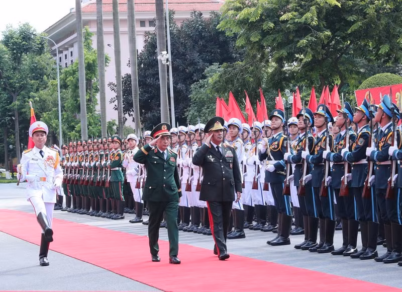 Minister of National Defence General Phan Van Giang and Minister of Defence of the Republic of Azerbaijan Colonel General Hasanov Zakir Asgar Oglu review the Honor Guard of the Viet Nam People’s Army. (Photo: VNA)