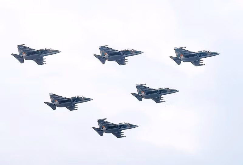 The Yak-130 training aircraft echelon flies over Hanoi sky on the National Day. (Photo: VNA)