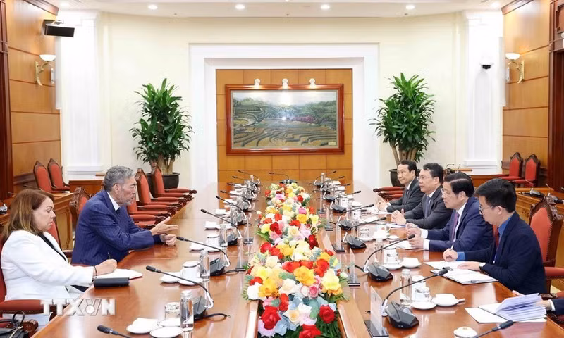 Politburo member, Secretary of the Communist Party of Vietnam (CPV) Central Committee and Chairman of its Commission for Internal Affairs Phan Dinh Trac (second, right) receives a delegation from the United Left Movement Party (MIU) of the Dominican Republic, led by its General Secretary and Minister of Regional Integration Policies José Miguel Mejía Abreu. (Photo: VNA)