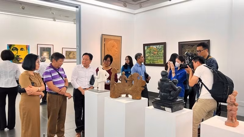 Visitors to the exhibition 