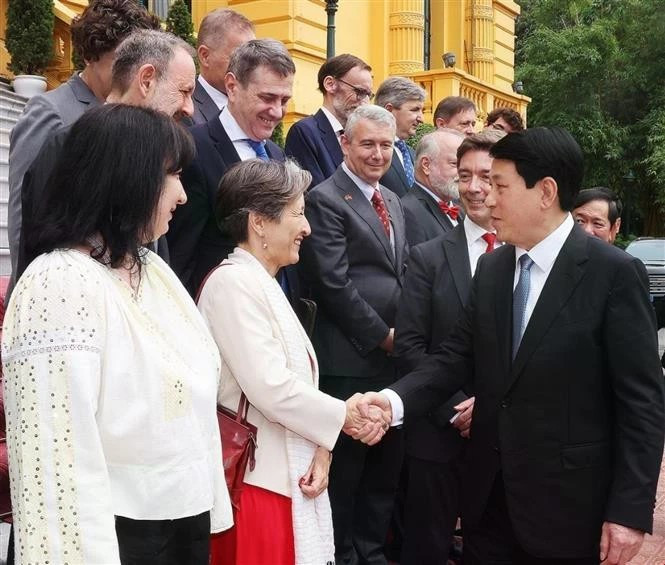 State President Luong Cuong (right) welcomes EU diplomats at the meeting in Hanoi on June 9. (Photo: VNA)