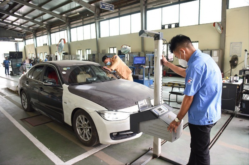 Viet Nam is gradually tightening regulations on vehicle emissions. (Photo: QUANG PHONG)