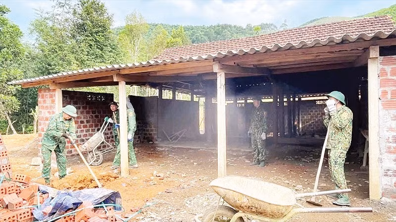 The “free construction teams” of the Ha Tinh Border Guard are in charge of building new houses for households facing housing difficulties. (Photo: NGO TUAN)