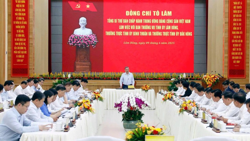 Party General Secretary To Lam speaks at the meeting.