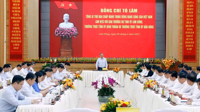 Party General Secretary To Lam speaks at the meeting.