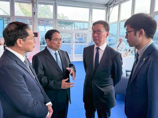 Prime Minister Pham Minh Chinh (2nd from left) and Chinese Vice President Han Zheng (3rd from left) meet on the sidelines of the third United Nations Ocean Conference (UNOC 3) in Nice, France, on June 9.(Photo: VNA)