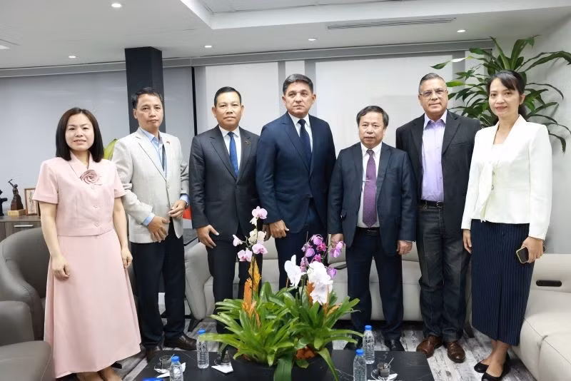 Vice President and Chairman of the Venezuela – Viet Nam Intergovernmental Committee Jorge Marquez (middle) and Vietnamese Ambassador to Venezuela Vu Trung My (3rd from left) take a photo with the delegation. (Photo courtesy of the Vietnamese Embassy in Venezuela)